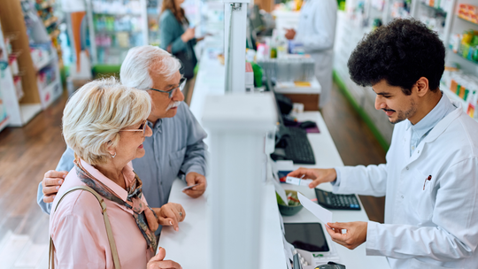 Im dalej od centrum Torunia tym leki droższe. W sieciówkach taniej