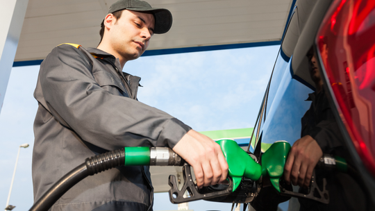 Paliwa po lubą kontrolerów UOKiK-u. Są już wyniki badania