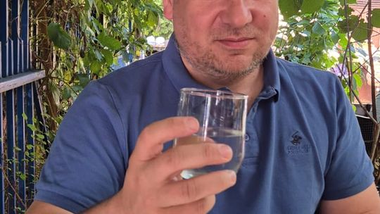 Dlaczego warto pić wodę z kranu w upały? Przepis na domowy napój