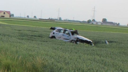 Pędził tak szybko, że auto dachowało. Uśmiercił jednego z pasażerów