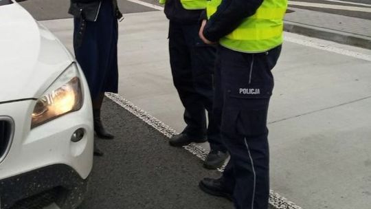 Pijana z audi rzuciła się na policjantów