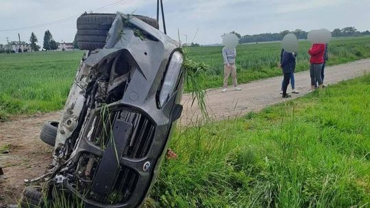 Po czołowym zderzeniu BMW "koziołkowało", a skoda "zaparkowała" w rowie. Karetka odwiozła poszkodowanych