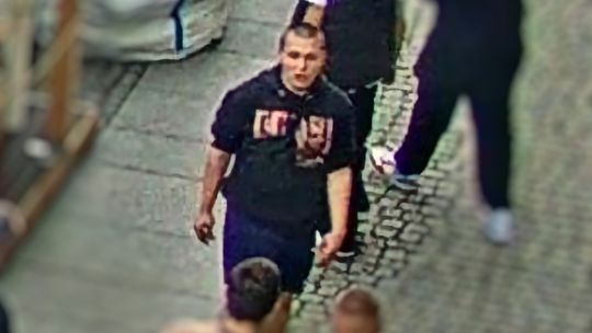 Policja poszukuje tego mężczyzny. Funkcjonariusze prowadzą sprawę pobicia