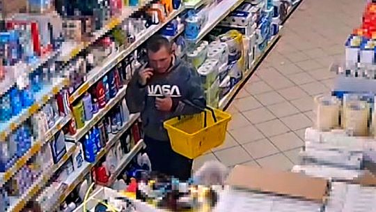 Policja prowadzi dochodzenie w sprawie kradzieży rozbójniczej. Kto zna tego klienta?