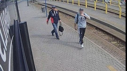 Policjanci prowadzą śledztwo w sprawie kradzieży torebki
