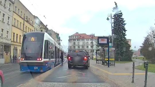 Postanowił sobie przejechać między pieszymi [WIDEO]