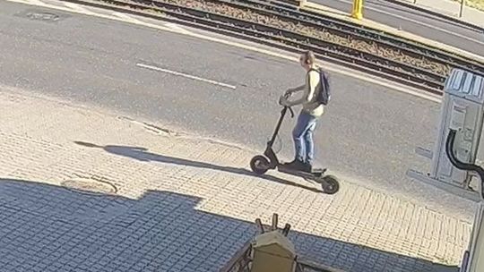 Potrącił starszego mężczyznę i uciekł. Poszkodowanego czeka wyzdrowienie i rehabilitacja. Sprawca jest poszukiwany