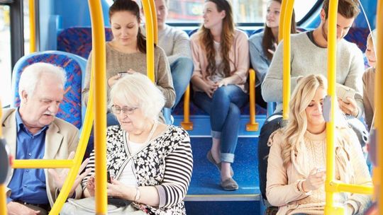 Będzie zakaz głośnego używania telefonów w autobusach?
