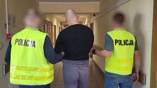 Przejechał na czerwonym świetle, a potem uciekał przed policją. Wjechał w radiowóz