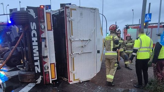 Przewrócił ciężarówkę na drodze. Interweniowała straż