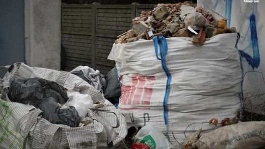 Robią remonty i wyrzucają na dziko. Kary nawet 10 tys. zł?