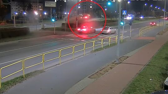 Auto na prostej drodze wystrzeliło w górę [WIDEO]