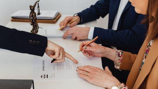 Skandal w kancelarii prawnej. Miała podać wspólniczce środki poronne