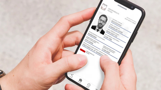 Smartfon wystarczy za dokumenty. Z mObywatelem do Unii Europejskiej