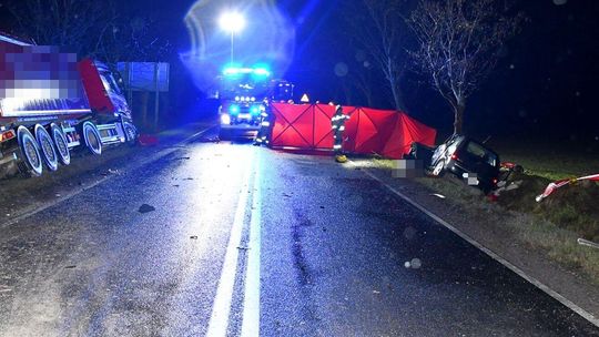 Śmierć kobiety po zderzeniu opla z ciężarówką. Ujawniono wstępną przyczynę