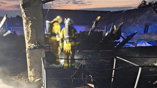 Spłonęły dach i poddasze domu jednorodzinnego. Ludie stracili swoje lokum