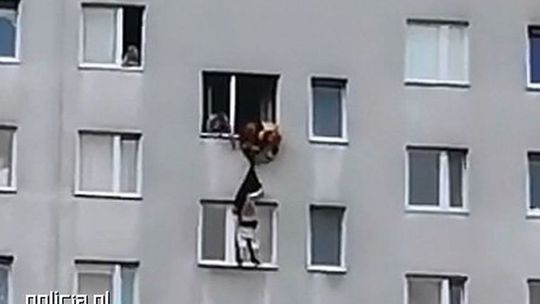 Stanął na parapecie wieżowca. Sprawna akcja służb