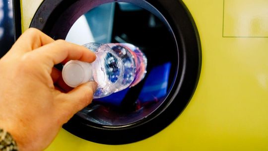 System kaucyjny przejdzie tym razem? Ostrzegają przed powrotem butelek bezzwrotnych
