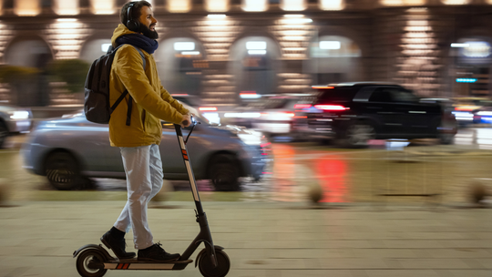Szara strefa na dwóch kółkach. Tysiące niebezpiecznych hulajnóg trafia do Polski