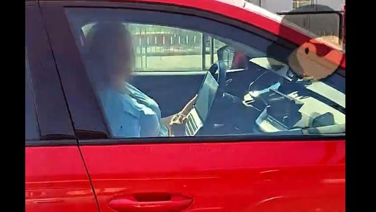 Nagrali, jak prowadzi samochód i obsługuje laptopa [WIDEO]