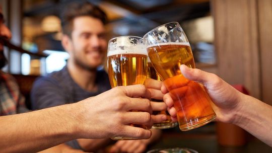 Tak pije Polska. Alkohol coraz bardziej dostępny Tak pije Polska. Alkohol coraz bardziej dostępny