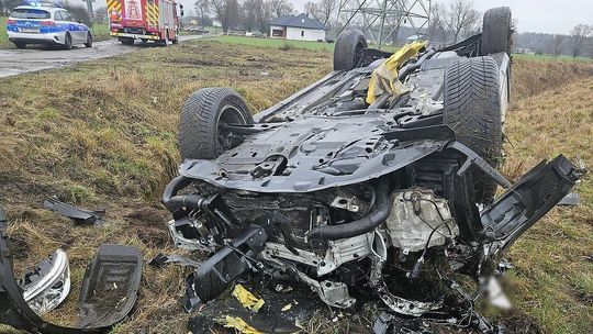 Tak wygląda osobówka w starciu z rozpędzonym pociągiem [FOTO]