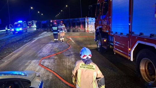 Tony mięsa na drodze. Ciężarówka przebiła barierki