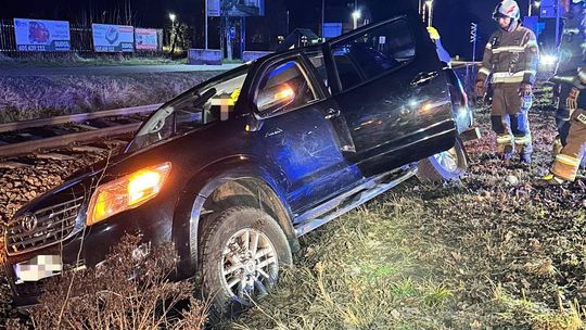 Toyotą wypadł z drogi w trudnych warunkach Toyotą wypadł z drogi w trudnych warunkach