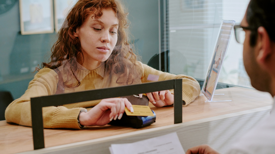 Tradycyjne okienka bankowe powoli odchodzą do lamusa. Nowe rozwiązania