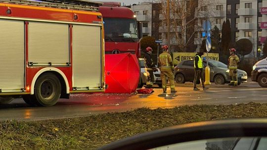 Tragedia na skrzyżowaniu. Nie żyje osoba potrącona przez ciężarówkę
