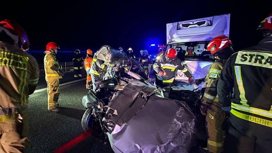 Tragedia po karambolu. Nie żyje 23-letni kierowca opla
