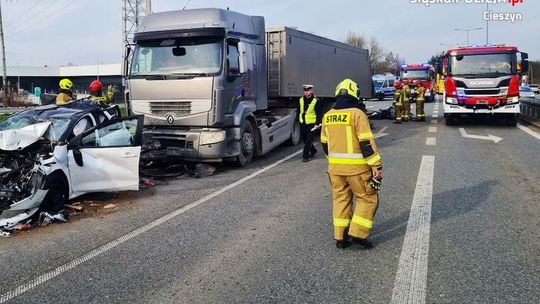 Mercedes wbił się w ciężarówkę. Zginął znany biznesmen [WIDEO]