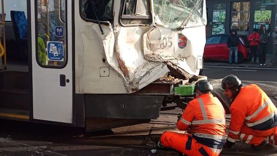 Tramwaj uderzył w ścianę kamienicy. Ranni i akcja służb