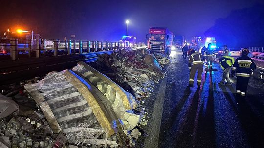 W kierunki osobówki leciały znicze. Ciężarówka tysiące zniczy rozrzuciła po jezdni