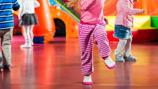 Wypadek na sali zabaw. 11-latka ma złamany kręgosłup Wypadek na sali zabaw. 11-latka ma złamany kręgosłup