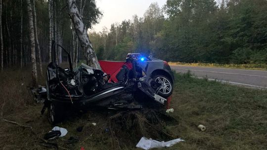 Wyprzedzał na ciągłej. Kierowcę trzeba było wycinać z auta