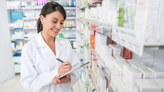 Z brudną, zużytą butelką do apteki. Farmaceuci: to wielkie nieporozumienie