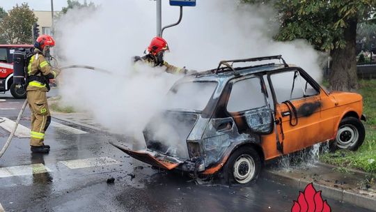 Zabytkowy maluch w ogniu. Co z kierowcą?