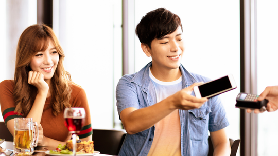 Robią zakupy nie mając przy sobie gotówki. Młodzi preferują płatności cyfrowe