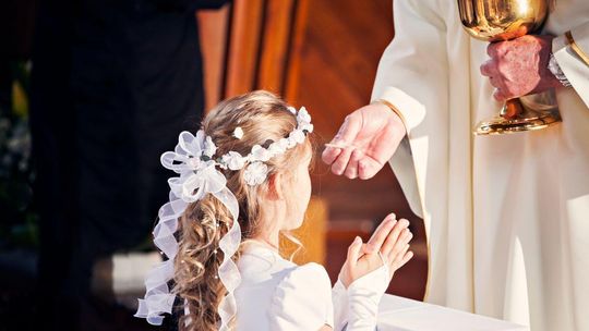 Nadchodzi okres komunijny. Wracają pytania typu: co na prezent lub ile włożyć do koperty?