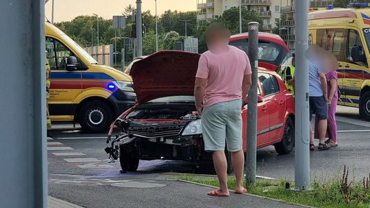 Zderzenie dwóch aut. Poszkodowana odwieziona do szpitala