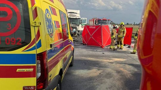 Zderzył się czołowo z pojazdem ciężarowym. Dochodzenie pod nadzorem prokuratury