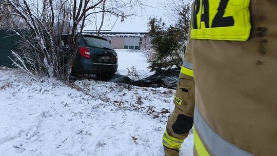 Zima zaskoczyła wielu, w tym kierującą skodą. Ile wyniósł mandat?
