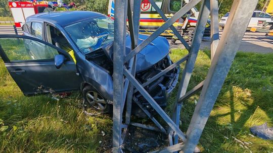 Zjechał na pobocze i uderzył w słup. Dwie osoby w szpitalu