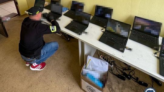 Zatrzymali cyberprzestępców od „dziewczynki w rzece”. Żerujący na powodzi oskarżeni