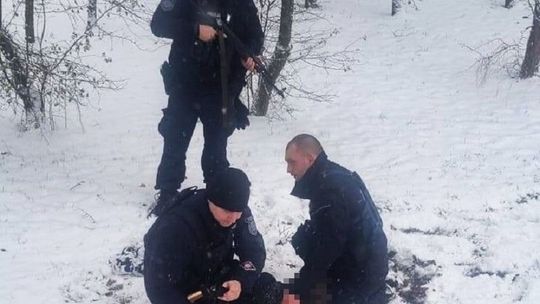 Zmarli policjanci postrzeleni na służbie. Tajemnica zabójczej broni