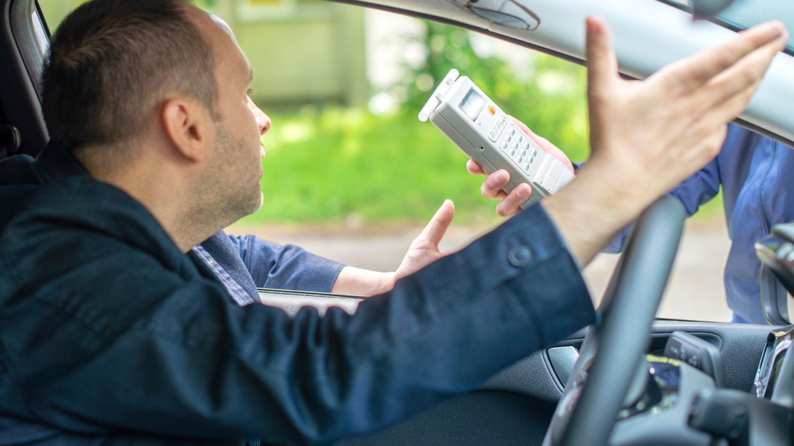 Picie alkoholu przez kierowców, brawura i zakaz prowadzenia to niebezpieczna mieszanka Picie alkoholu przez kierowców, brawura i zakaz prowadzenia to niebezpieczna mieszanka