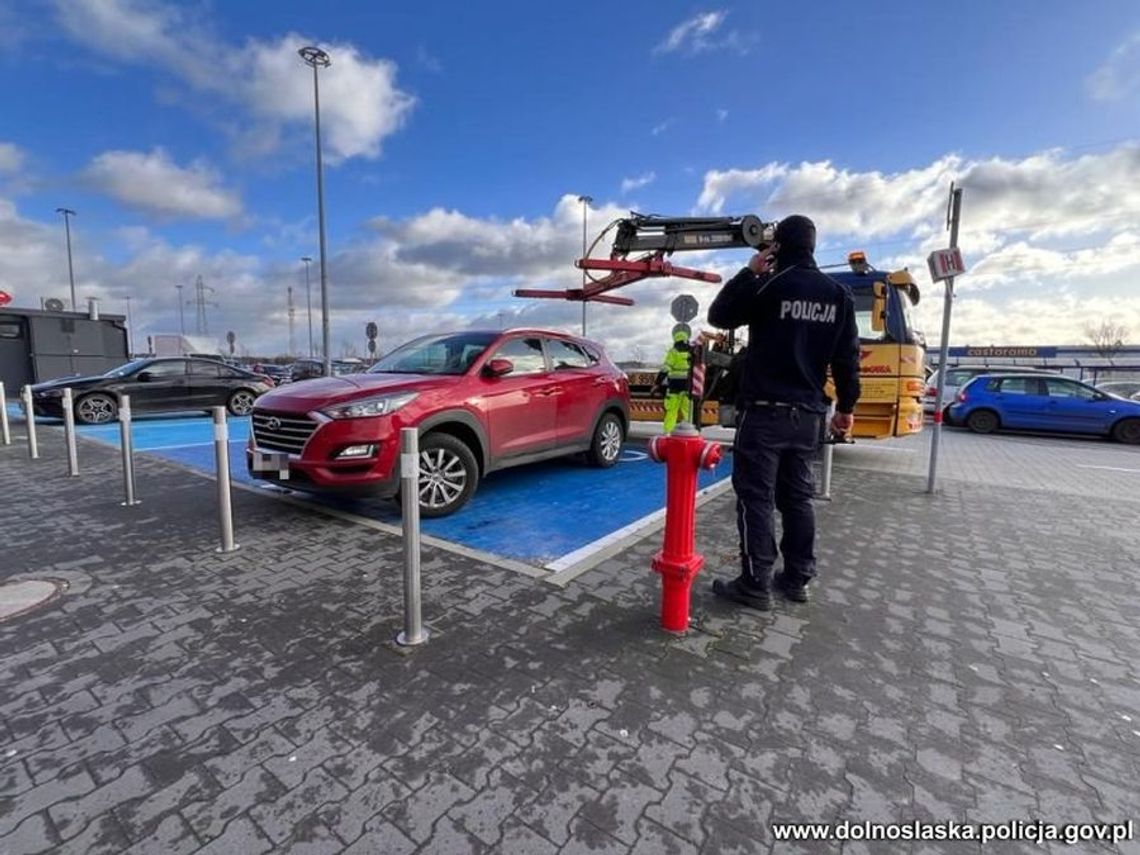 Uwaga! Cham parkuje. Przyjmują mnóstwo zgłoszeń Uwaga! Cham parkuje. Przyjmują mnóstwo zgłoszeń