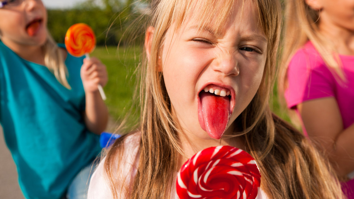 Chce zakazu reklamy słodyczy. Bo szkodzą podobnie jak alkohol Chce zakazu reklamy słodyczy. Bo szkodzą podobnie jak alkohol