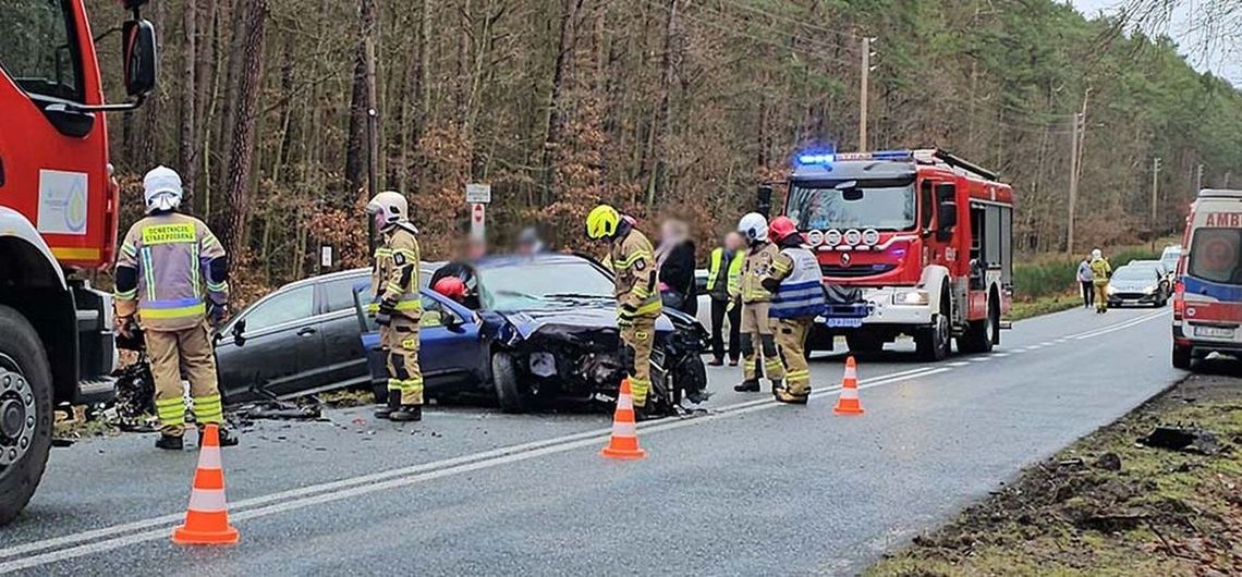 Nie zmieścili się na drodze. Czołowe zderzenie